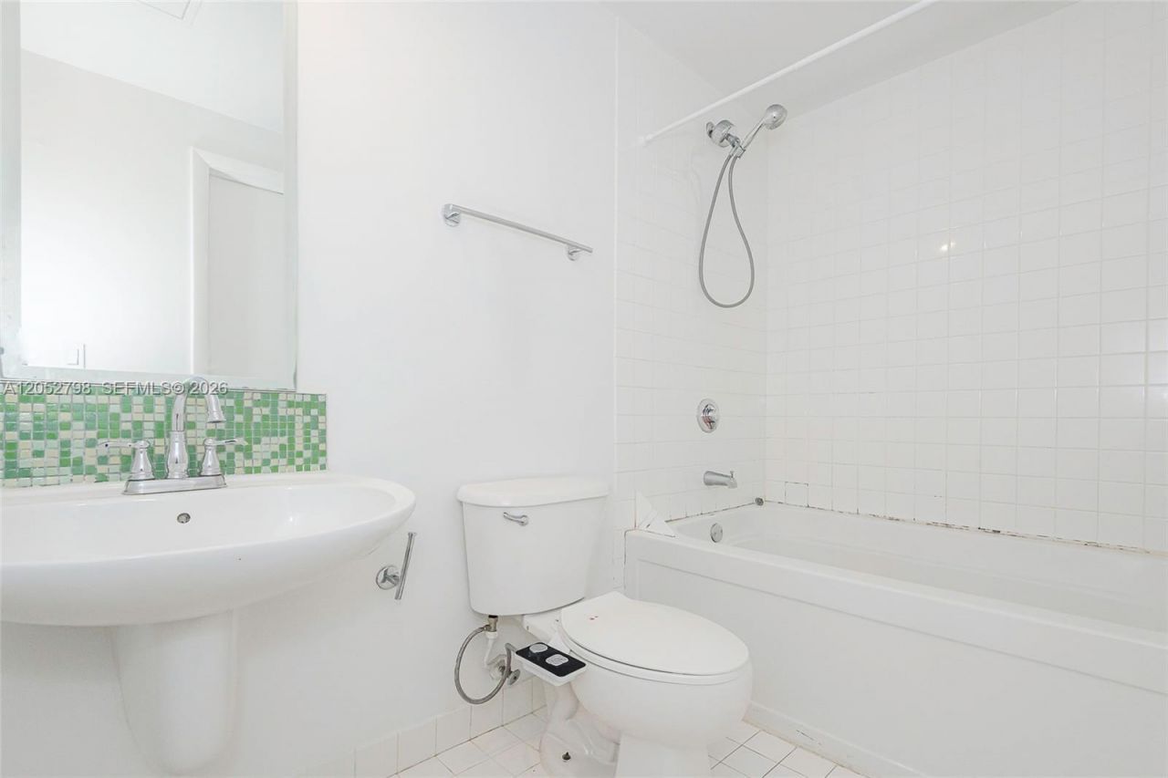 10 SW South River Dr , Unit 607, Miami, FL 33130 Photo