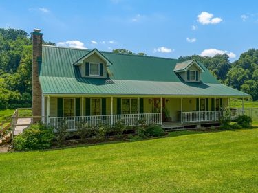 4461 Charleys Creek Road, Culloden, WV 25510