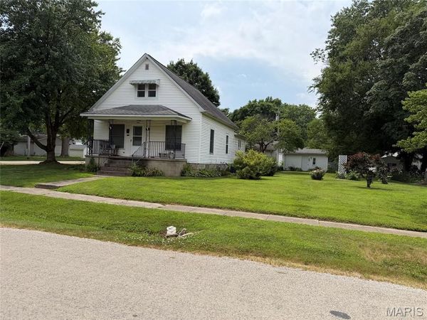 526 Sanford Avenue , Nokomis, IL 62075