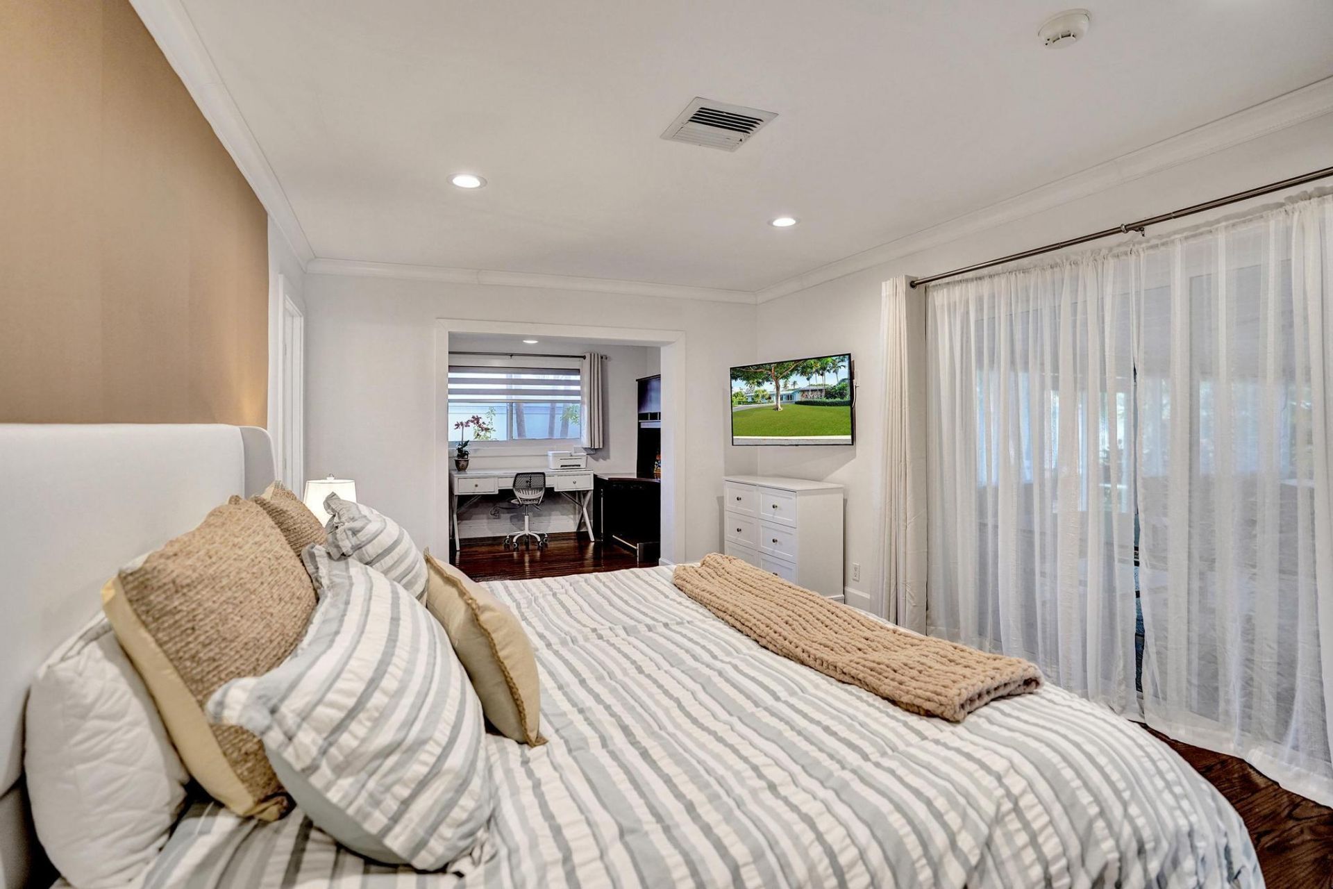 10 Minnetonka Road, Sea Ranch Lakes, FL 33308 Photo