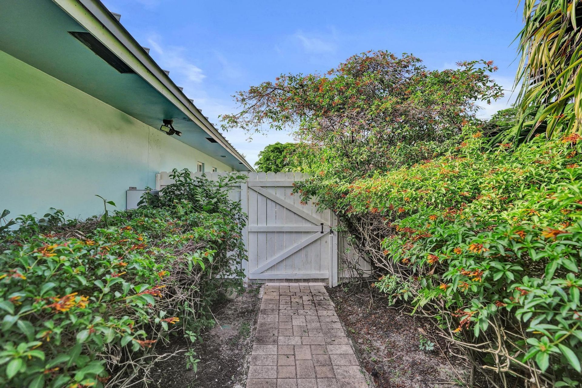 10 Minnetonka Road, Sea Ranch Lakes, FL 33308 Photo