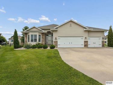 16009 Hanover Circle, Bennington, NE 68007