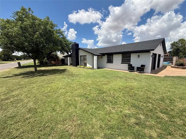 1209 S Trail Drive, Altus, OK 73521
