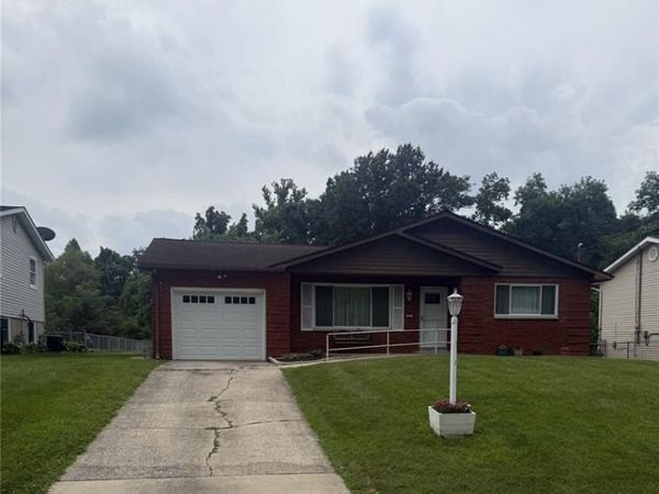 321 Hand Drive , Godfrey, IL 62035