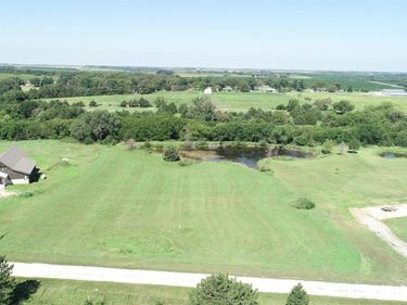 1325 Lakeview Lane, Beatrice, NE 68310