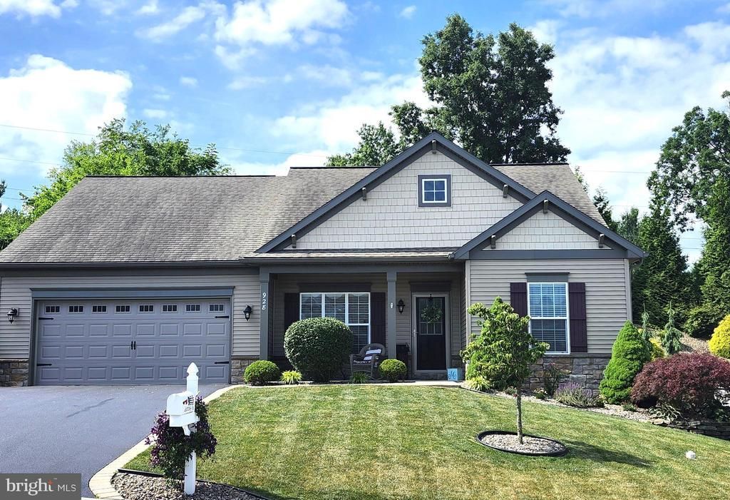 928 SWEETBAY LN., LEBANON, PA 17046