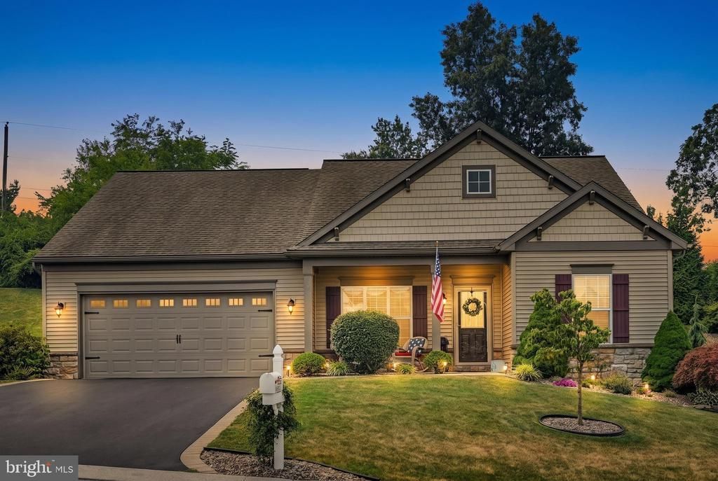 928 SWEETBAY LN., LEBANON, PA 17046