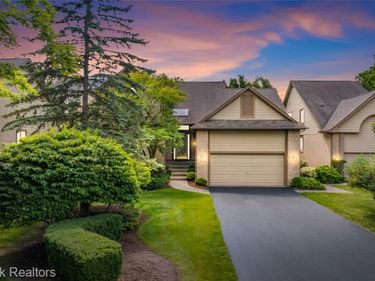 4860 Lagoons Circle, West Bloomfield Twp, MI 48323