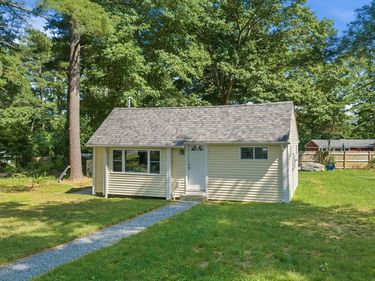 8 Violet St, Lakeville, MA 02743
