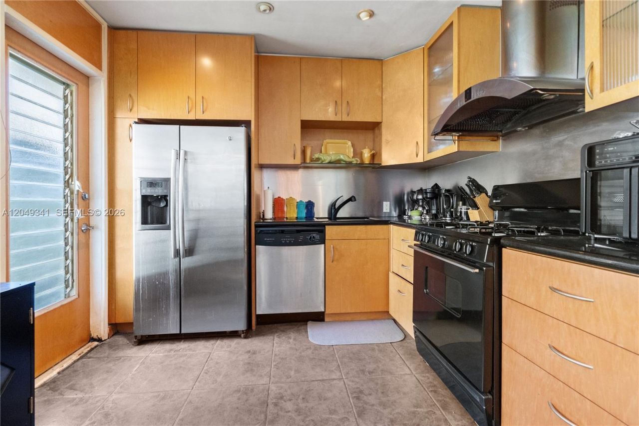 1070 98th St , Unit 14, Bay Harbor Islands, FL 33154 Photo