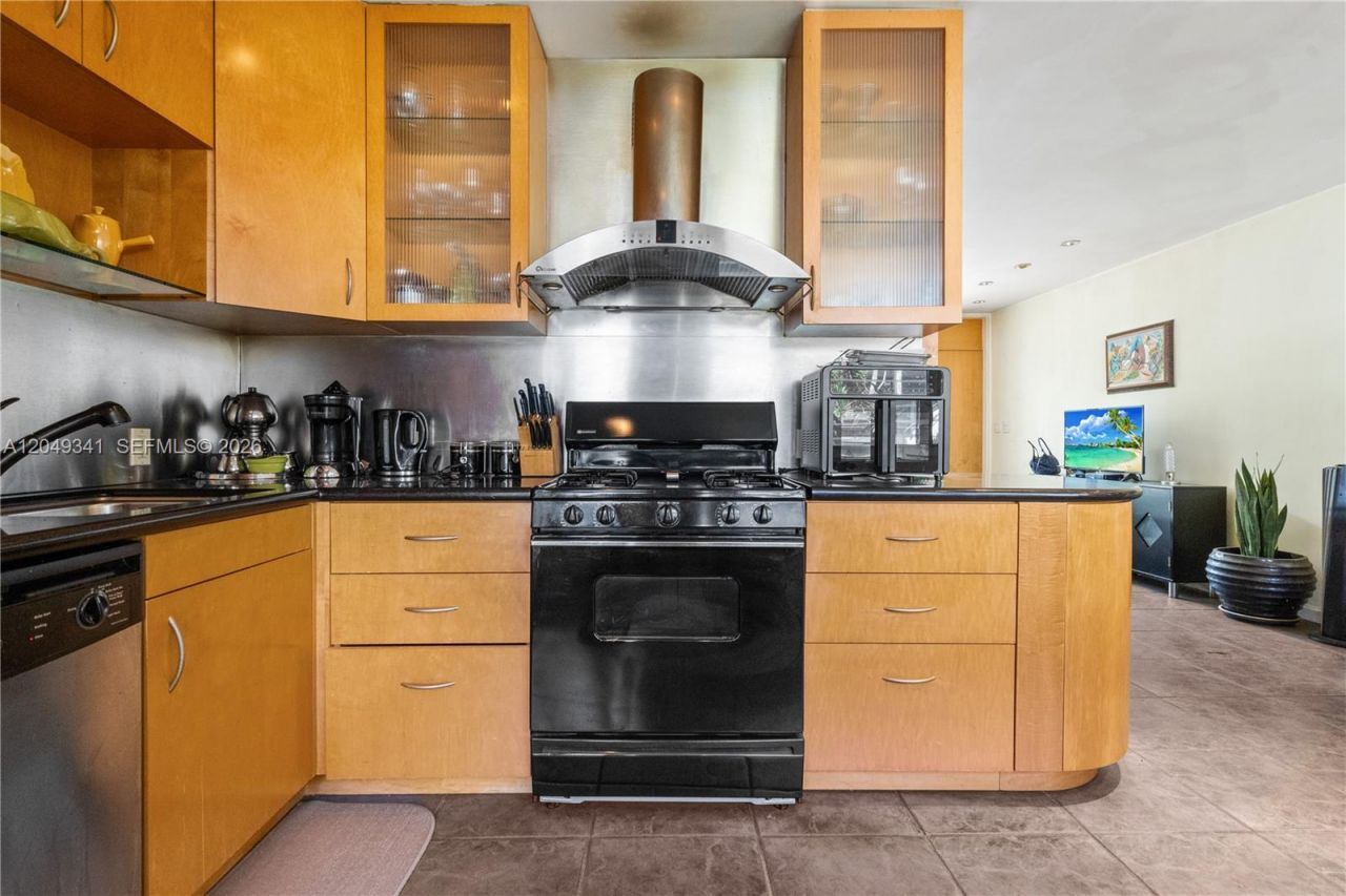 1070 98th St , Unit 14, Bay Harbor Islands, FL 33154 Photo