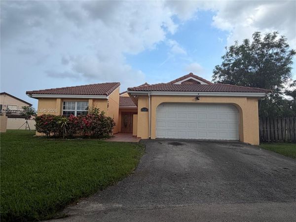 17527 NW 62nd Pl N , Hialeah, FL 33015
