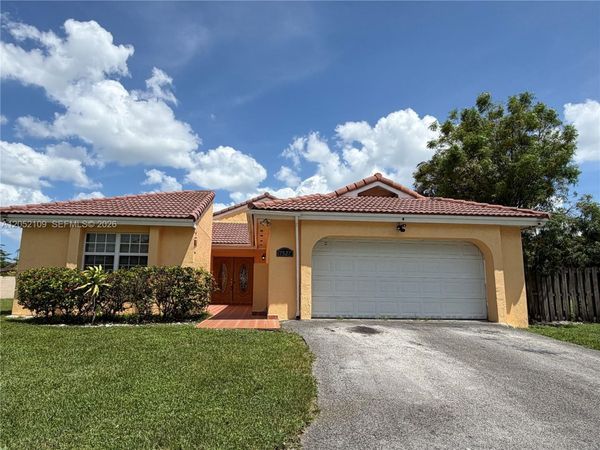 17527 NW 62nd Pl N, Hialeah, FL 33015