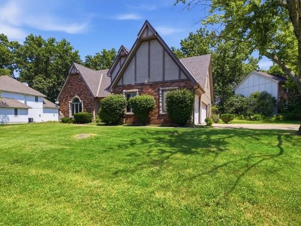 2227 SW Park avenue Circle, Blue Springs, MO 64014
