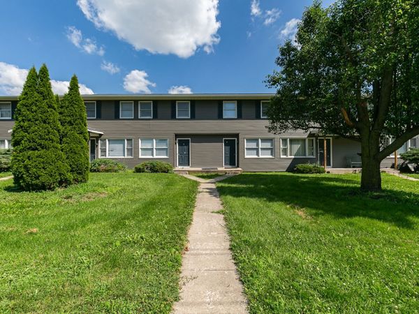3367 Hillandale Road , Davenport, IA 52806