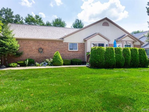 46910 Country Lane, Macomb Twp, MI 48044