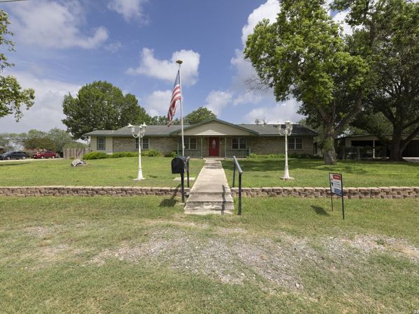 601 POPLAR ST, Jourdanton, TX 78026