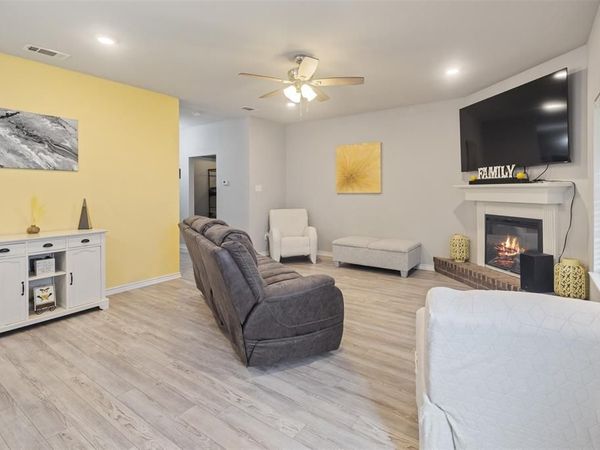 591 E Eubank Street , Mabank, TX 75147