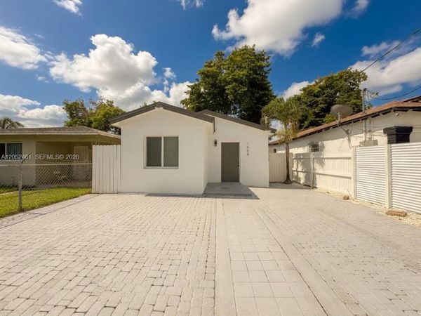 1558 NW 71st St , Miami, FL 33147