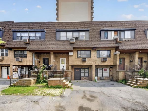 143-27 Roosevelt Ave, Flushing, NY 11354
