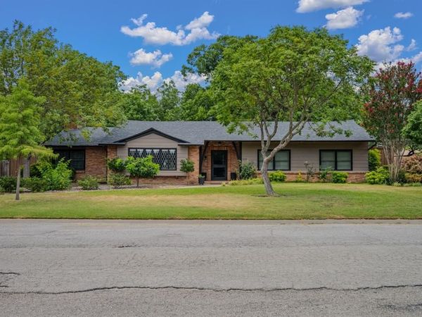 1214 Loma Alta Place , Cleburne, TX 76033