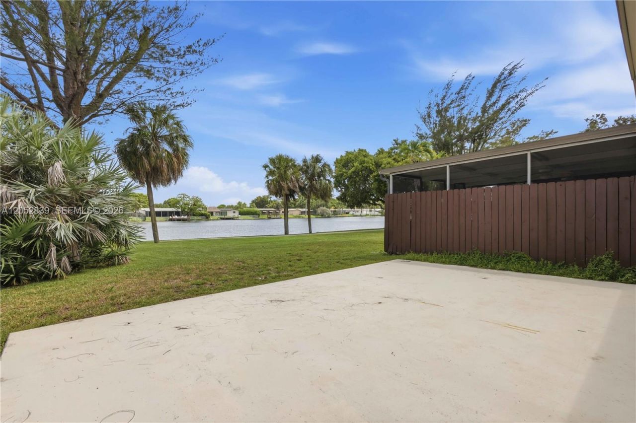 10680 Cherry Ave , Pembroke Pines, FL 33026 Photo