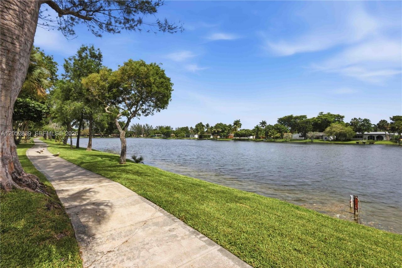 10680 Cherry Ave , Pembroke Pines, FL 33026 Photo
