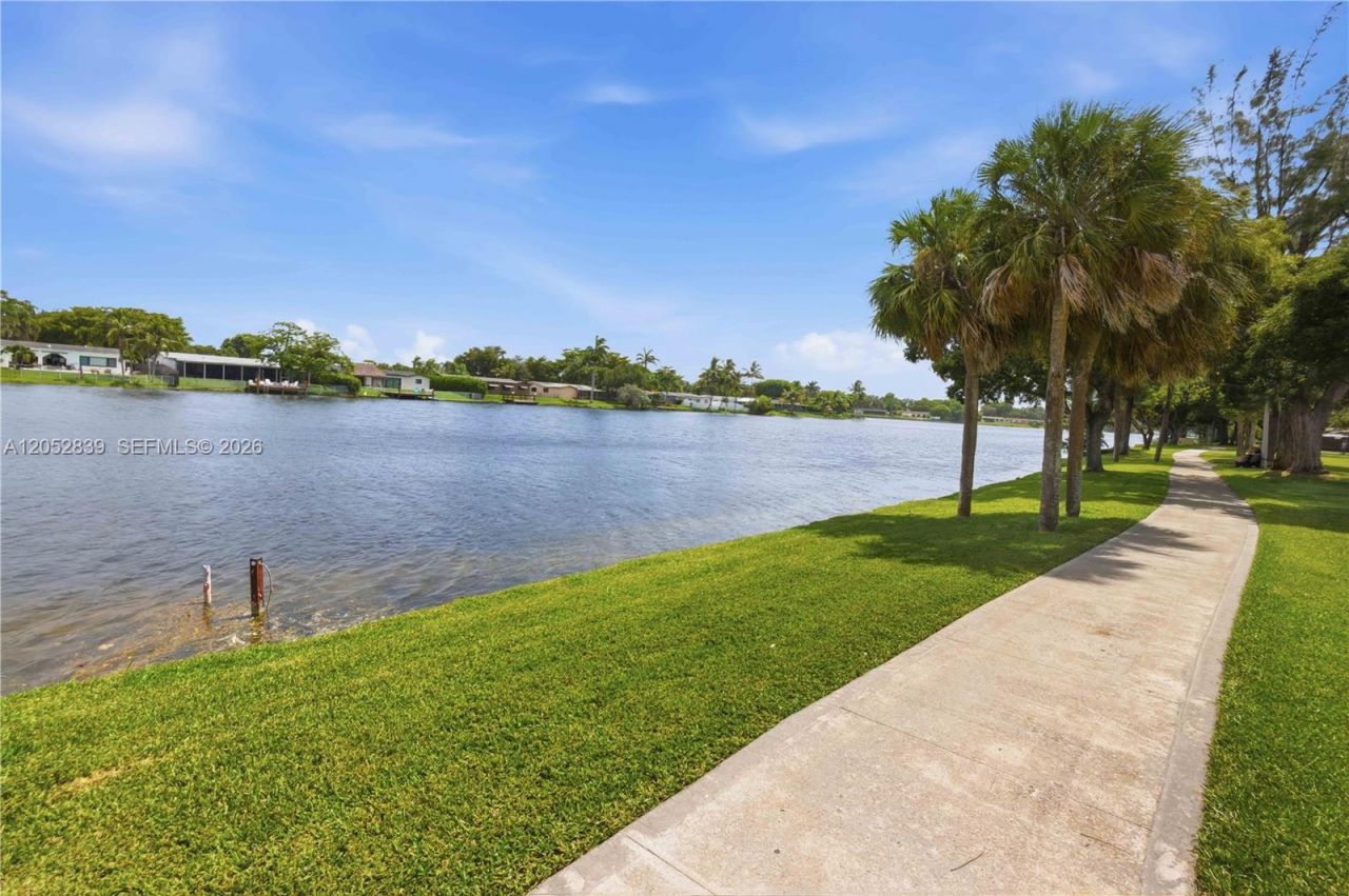 10680 Cherry Ave , Pembroke Pines, FL 33026 Photo