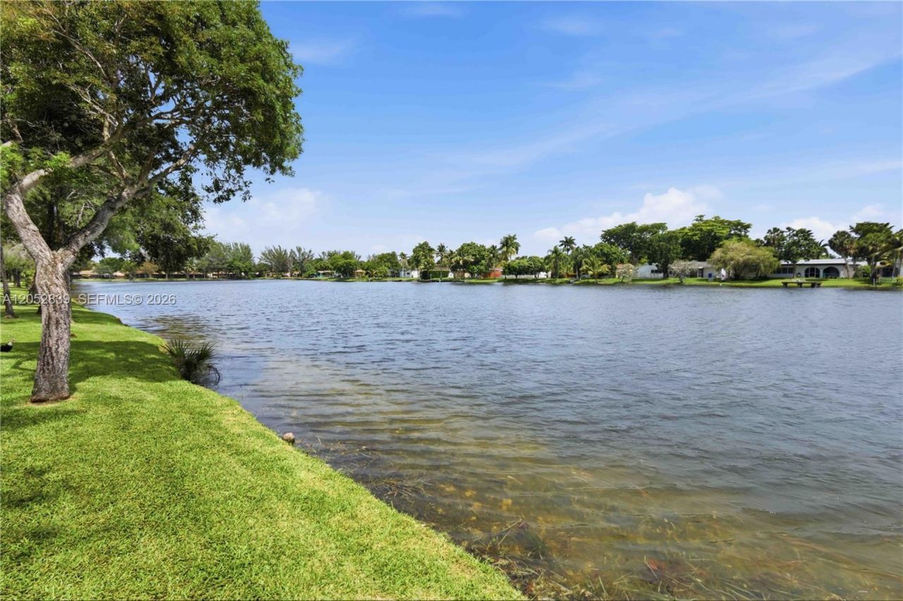 10680 Cherry Ave , Pembroke Pines, FL 33026 Photo
