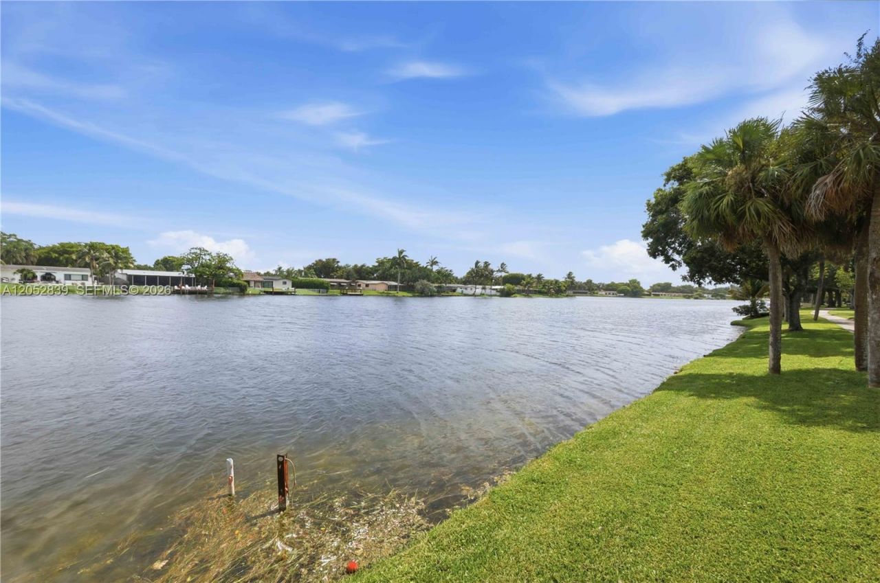 10680 Cherry Ave , Pembroke Pines, FL 33026 Photo