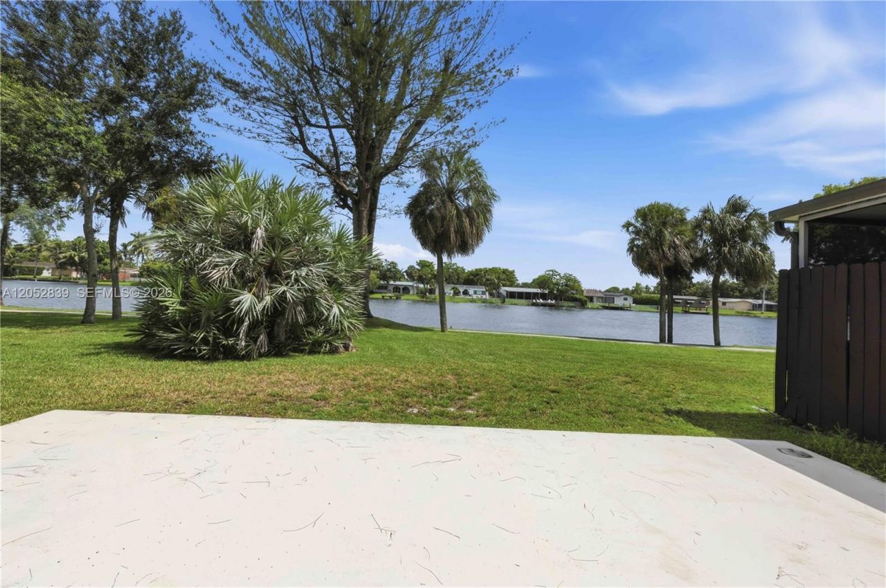10680 Cherry Ave , Pembroke Pines, FL 33026 Photo