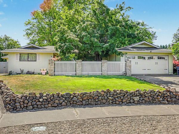 1448 N Keene Way Drive, Medford, OR 97504