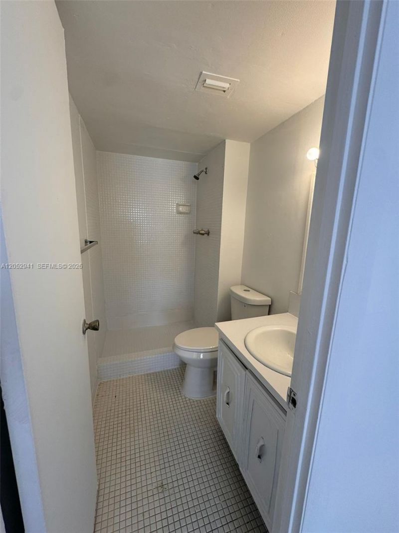 488 NW 165th St Rd , Unit B-616, Miami, FL 33169 Photo