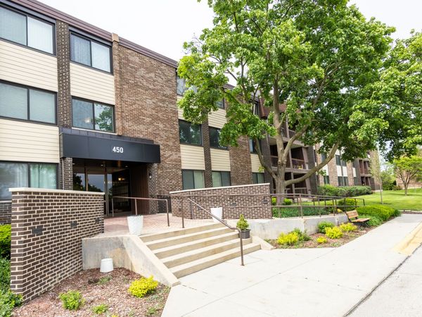 450 Raintree Court, Unit 2B, Glen Ellyn, IL 60137