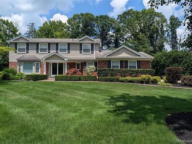 2374 Kingsbury Drive, Troy, MI 48098