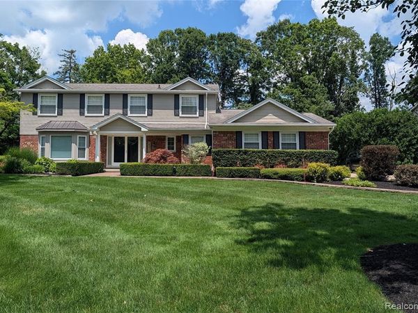 2374 Kingsbury Drive, Troy, MI 48098