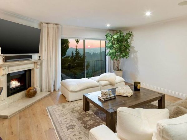 2385 Roscomare Road, Unit D3, Los Angeles, CA 90077
