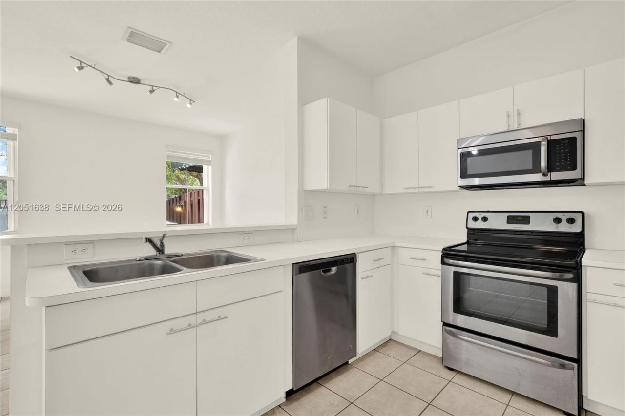 11416 NW 43rd Ter, Doral, FL 33178 Photo
