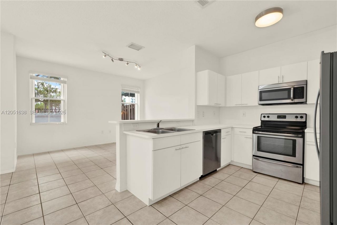 11416 NW 43rd Ter, Doral, FL 33178 Photo
