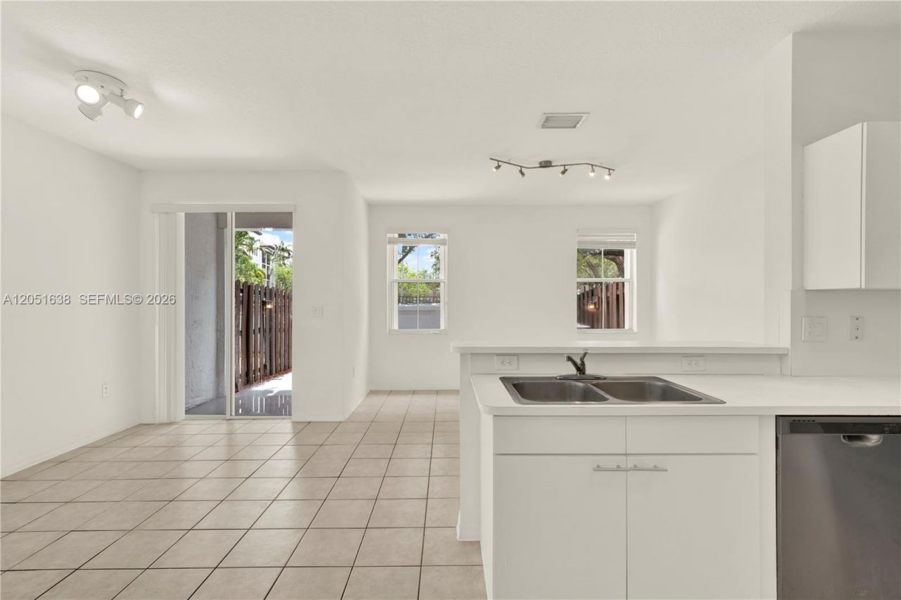 11416 NW 43rd Ter, Doral, FL 33178 Photo