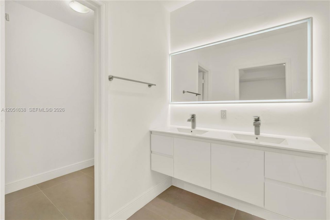 11416 NW 43rd Ter, Doral, FL 33178 Photo