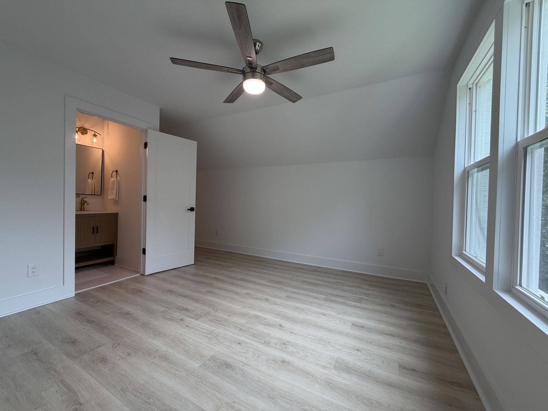 10 Lavington Road Photo 36