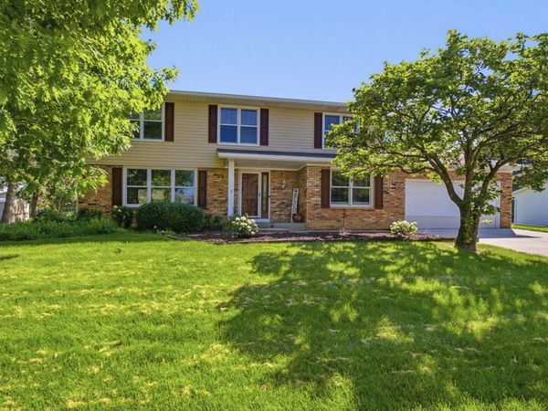 4813 Surrey Court , Bettendorf, IA 52722
