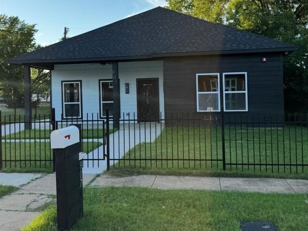907 E Humbolt Street, Fort Worth, TX 76104