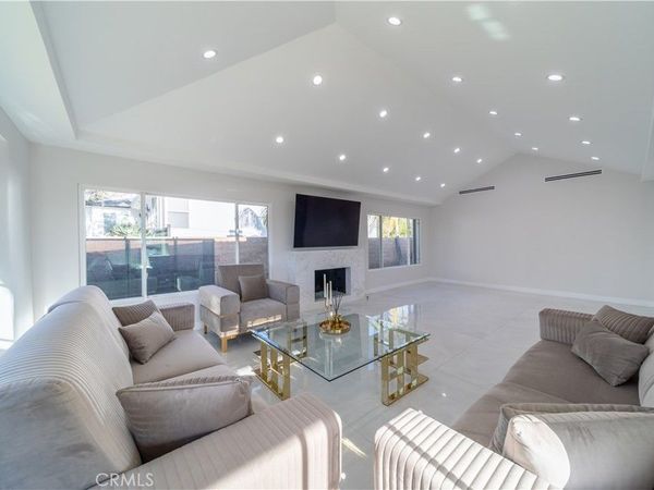 902 E WALNUT Avenue, Burbank, CA 91501