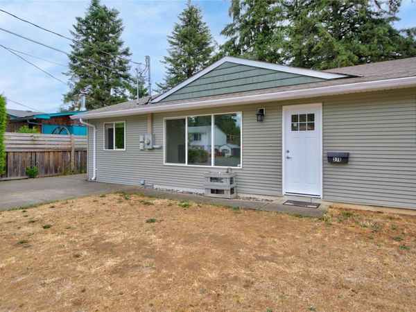 378 Denman St , Comox, BC V9M 3A8