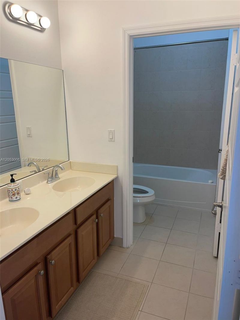 747 NE 193rd St, Miami, FL 33179 Photo
