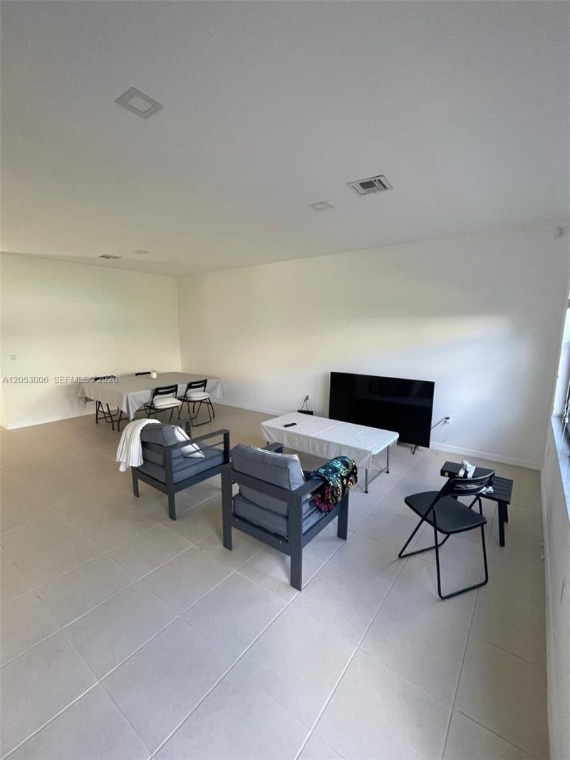 747 NE 193rd St, Miami, FL 33179 Photo