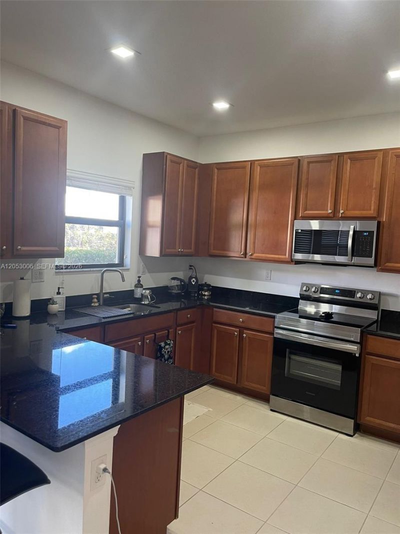 747 NE 193rd St, Miami, FL 33179 Photo