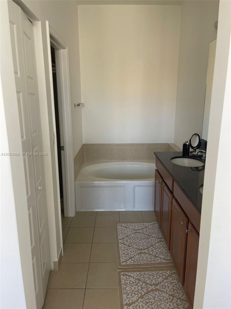 747 NE 193rd St, Miami, FL 33179 Photo